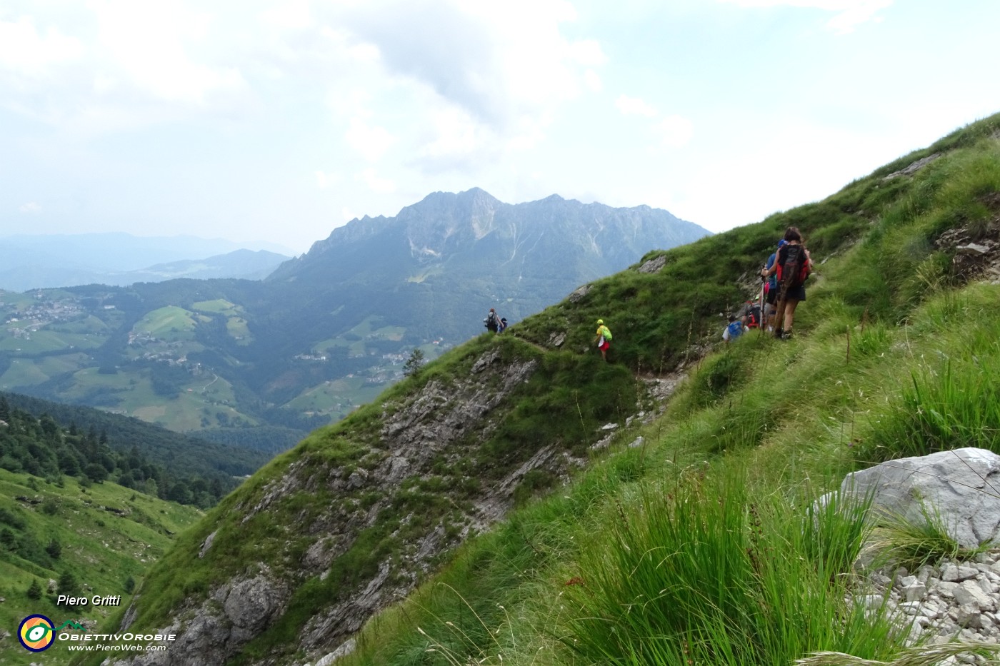 53 Scendiamo sul sent. 234 della Val Carnera a Zorzone con attenzione in alcuni passaggi.JPG